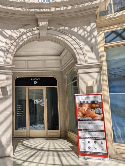 Entrée du lieu de consultation, Passage des Lions 6 à Genève, avec la bannière BioMed MTC