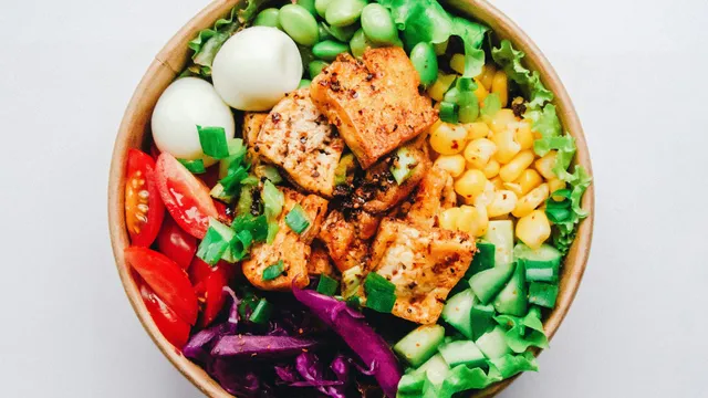 Bol de repas équilibré et coloré avec légumes frais, œufs et protéines
